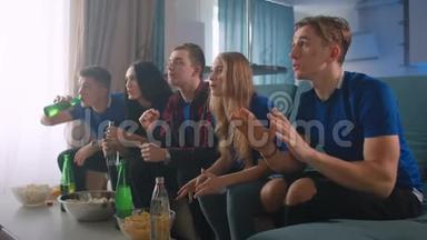 五个朋友在电视上看<strong>奥运会</strong>，同时坐在家里，有感情地庆祝！ 赢得胜利的喜悦